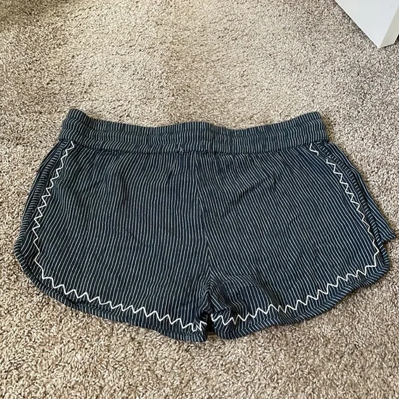 NWT Roxy Shorts size medium - Picture 4 of 5